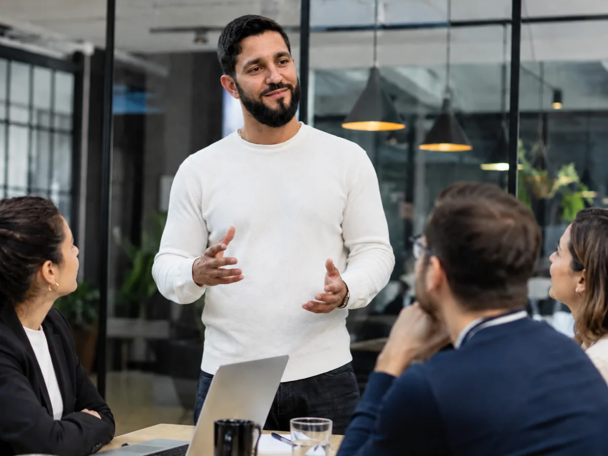 Formation IA sur site, à Nantes et partout en France Romain Hélias en intervention IA auprès d'une équipe en entreprise